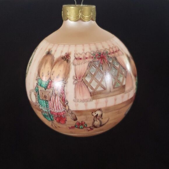 Vintage Hallmark Betsey Clark: Home for Christmas Glass Ball Ornament Dated 1990 - Picture 6 of 11
